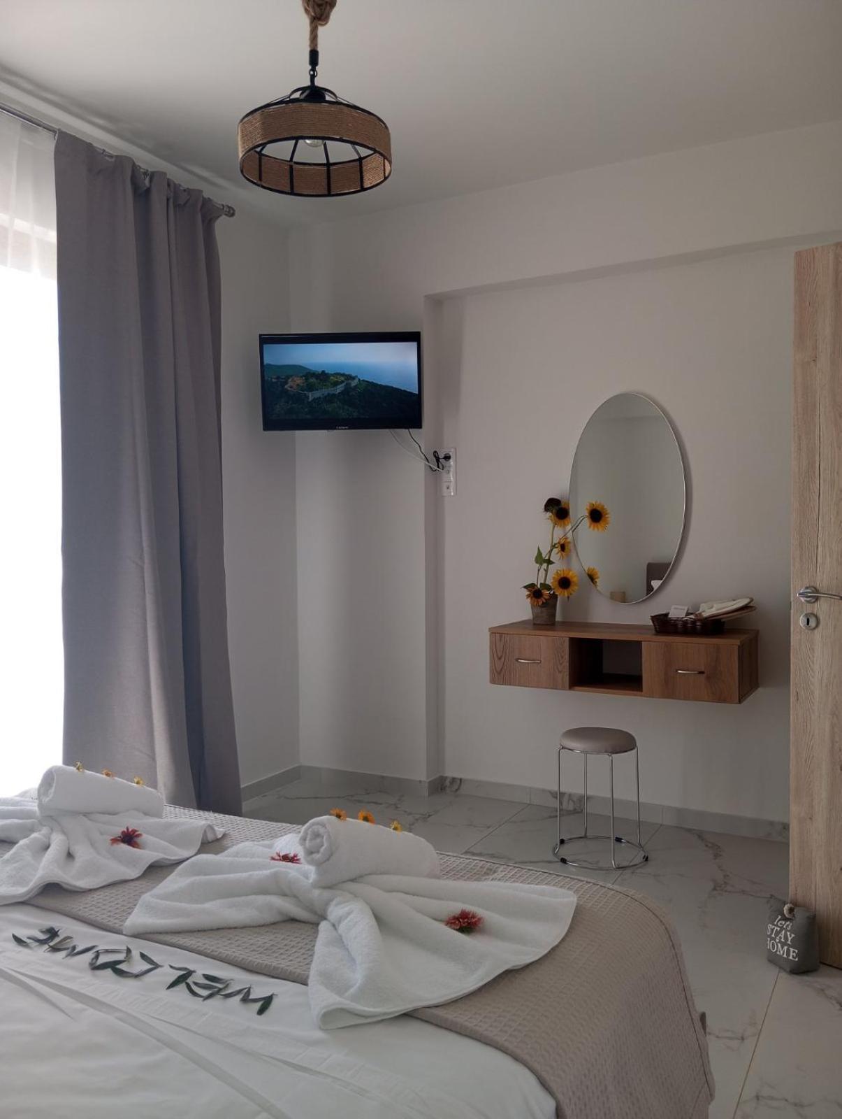 Three Charites Resort Gialova Exterior foto